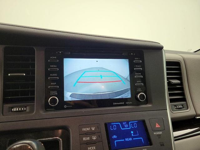 Photo of 2019 White Toyota Sienna