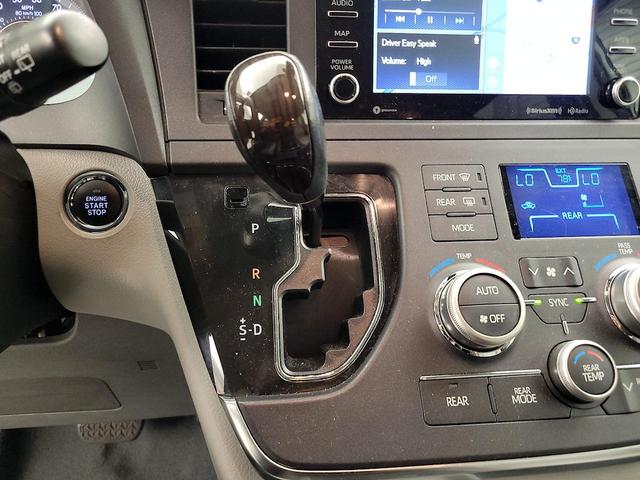 Photo of 2019 White Toyota Sienna