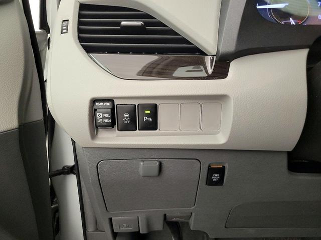 Photo of 2019 White Toyota Sienna