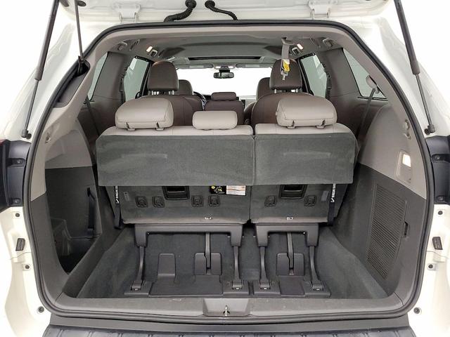 Photo of 2019 White Toyota Sienna