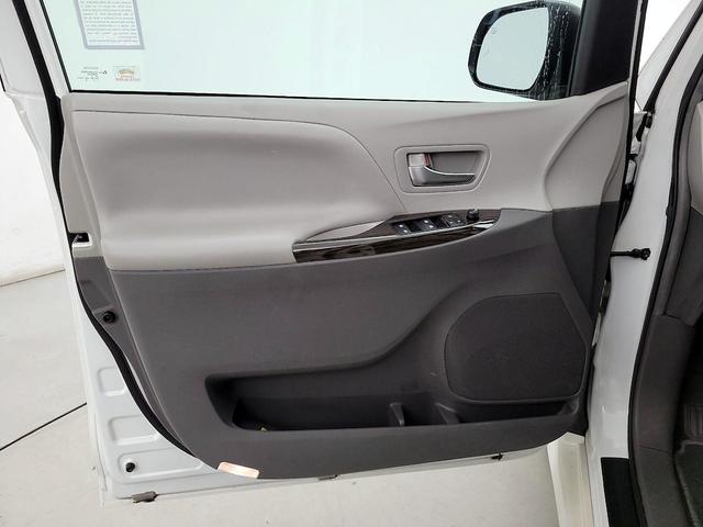 Photo of 2019 White Toyota Sienna