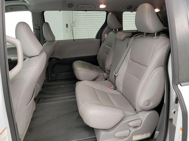 Photo of 2019 White Toyota Sienna