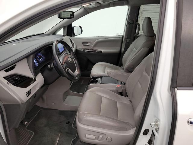 Photo of 2019 White Toyota Sienna