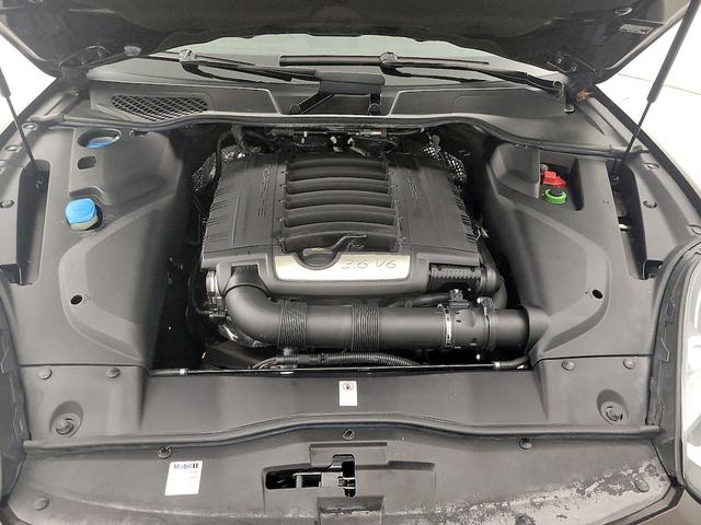 Photo of 2017 Burgundy Porsche Cayenne