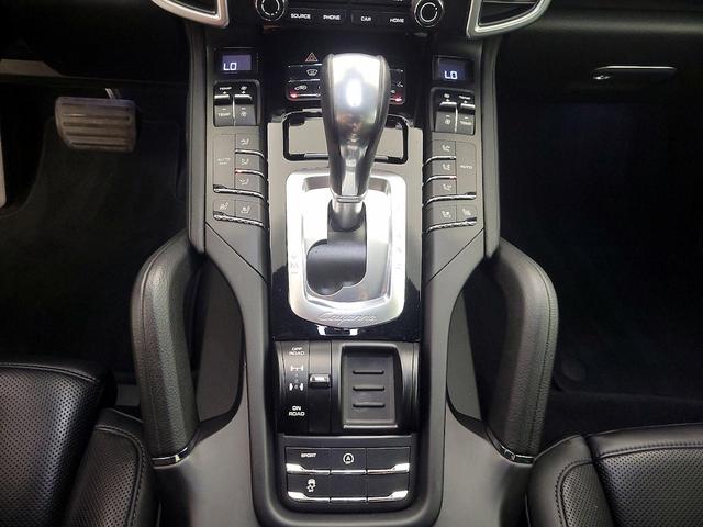 Photo of 2017 Burgundy Porsche Cayenne