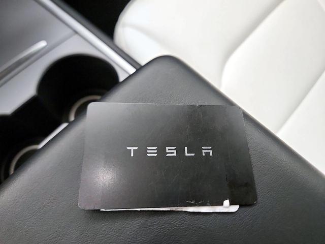 Photo of 2022 White Tesla Model 3
