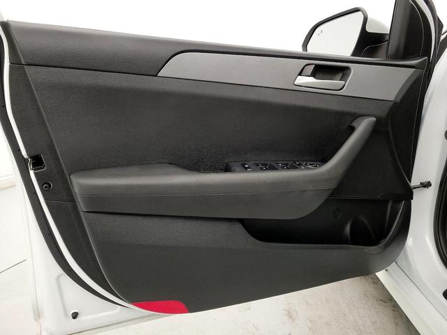 Photo of 2018 White Hyundai SONATA