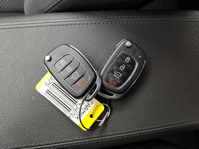 Photo of 2018 White Hyundai SONATA