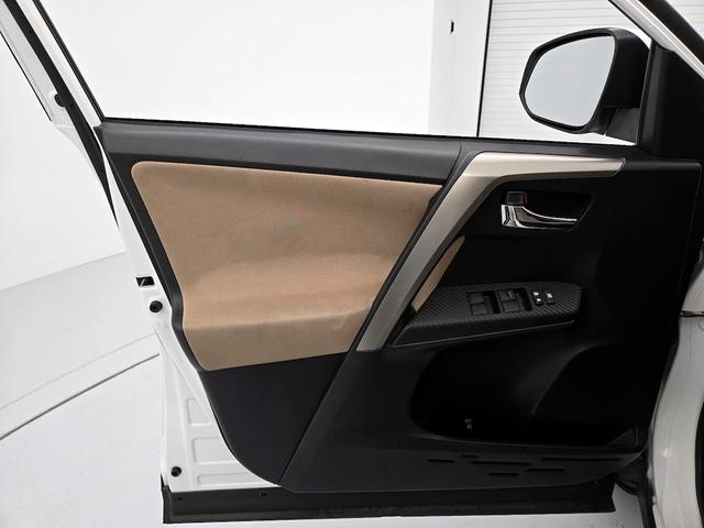 Photo of 2015 White Toyota RAV4