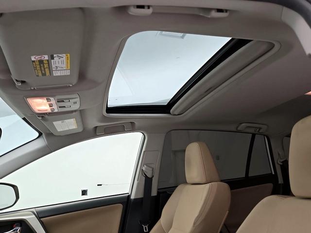 Photo of 2015 White Toyota RAV4