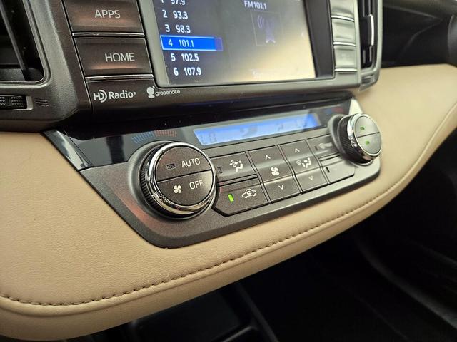 Photo of 2015 White Toyota RAV4