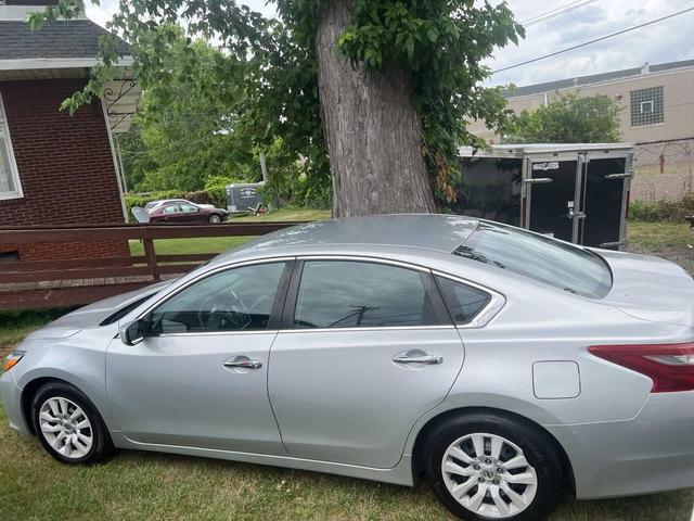 Photo of 2018 Silver Nissan Altima