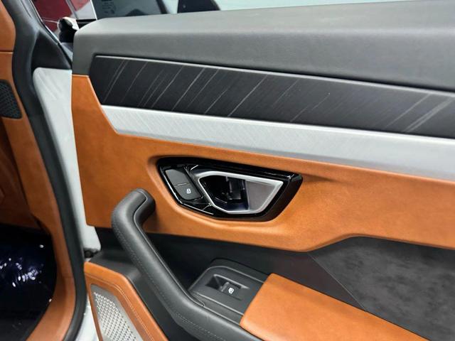 Photo of 2021 WHITE Lamborghini Urus