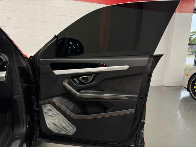 Photo of 2019 BLACK Lamborghini Urus
