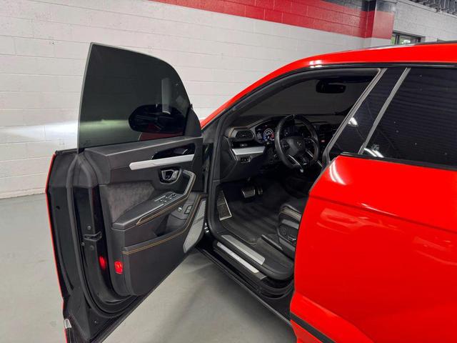 Photo of 2019 BLACK Lamborghini Urus