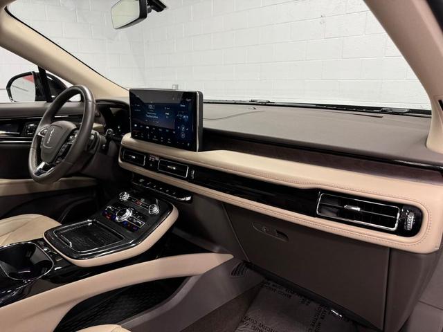 Photo of 2023 Infinite Black Metallic Clearcoat Lincoln Nautilus