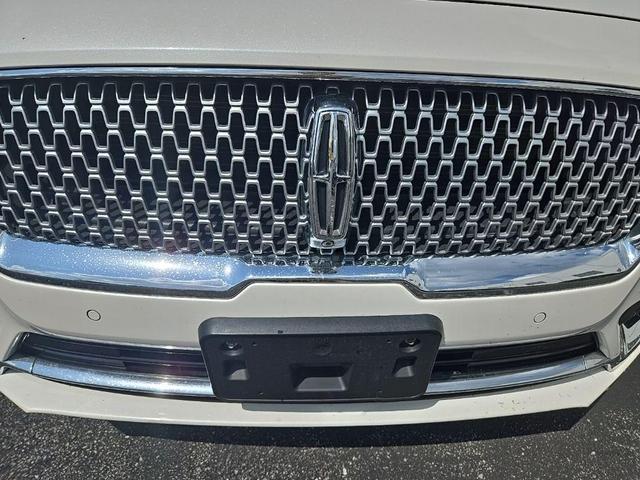 Photo of 2018 White Platinum Tri-Coat Metallic Lincoln Continental