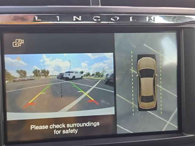 Photo of 2018 White Platinum Tri-Coat Metallic Lincoln Continental