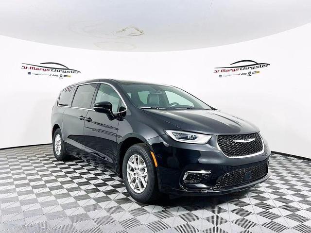 Photo of 2025 Diamond Black Crystal Pearlcoat Chrysler Pacifica