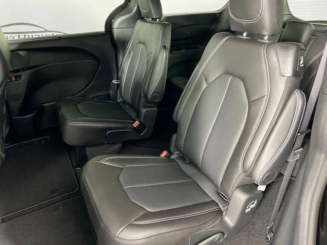 Photo of 2025 Diamond Black Crystal Pearlcoat Chrysler Pacifica