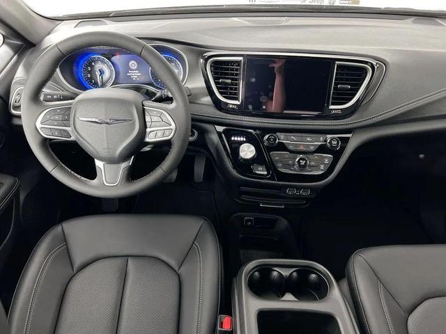 Photo of 2025 Diamond Black Crystal Pearlcoat Chrysler Pacifica