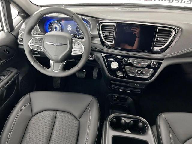 Photo of 2026 Bright White Clearcoat Chrysler Pacifica