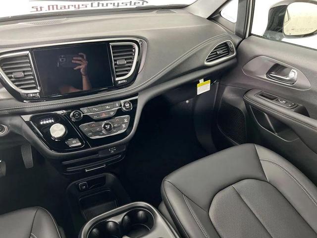 Photo of 2026 Bright White Clearcoat Chrysler Pacifica
