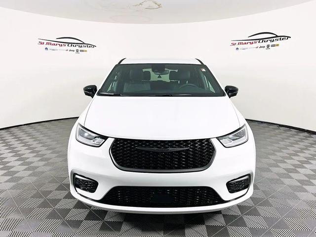 Photo of 2026 Bright White Clearcoat Chrysler Pacifica