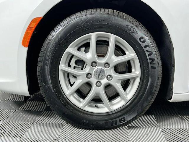 Photo of 2021 Bright White Clearcoat Chrysler Pacifica
