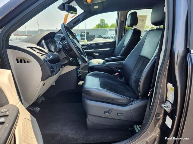 Photo of 2019 Granite Pearlcoat Dodge Grand Caravan