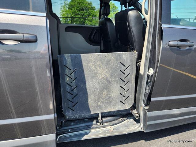 Photo of 2019 Granite Pearlcoat Dodge Grand Caravan