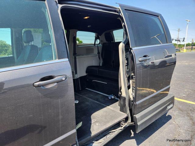 Photo of 2019 Granite Pearlcoat Dodge Grand Caravan