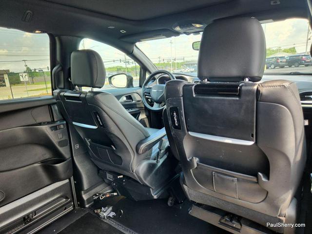 Photo of 2019 Brilliant Black Crystal Pearlcoat Chrysler Pacifica