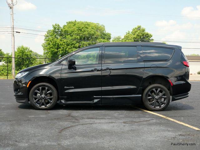 Photo of 2019 Brilliant Black Crystal Pearlcoat Chrysler Pacifica