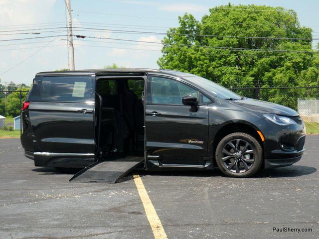 Photo of 2019 Brilliant Black Crystal Pearlcoat Chrysler Pacifica