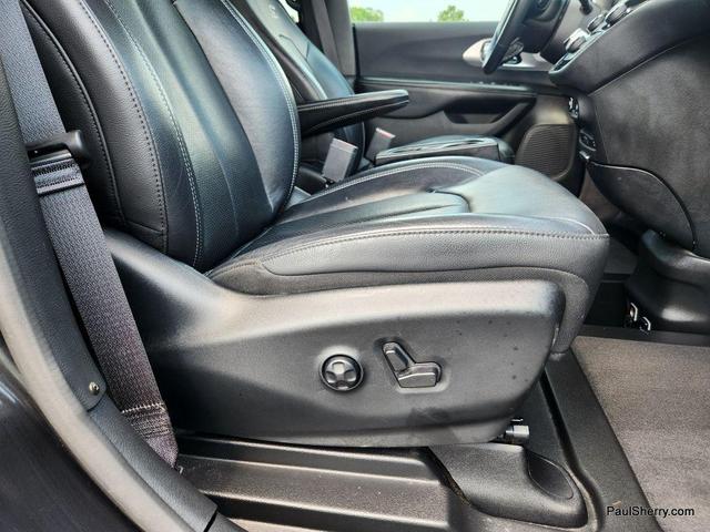 Photo of 2019 Brilliant Black Crystal Pearlcoat Chrysler Pacifica