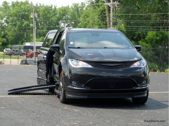 Photo of 2019 Brilliant Black Crystal Pearlcoat Chrysler Pacifica