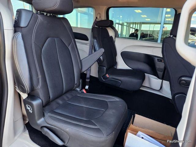 Photo of 2022 Granite Crystal Metallic Clearcoat Chrysler Voyager