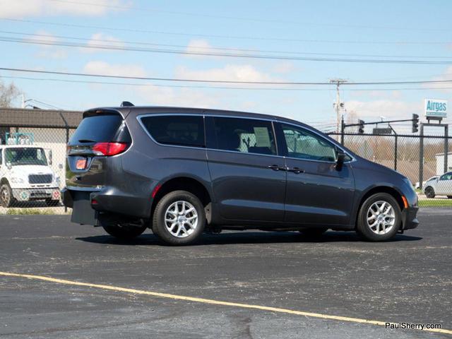 Photo of 2022 Granite Crystal Metallic Clearcoat Chrysler Voyager