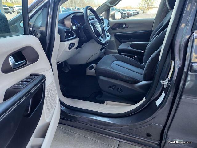Photo of 2022 Granite Crystal Metallic Clearcoat Chrysler Voyager