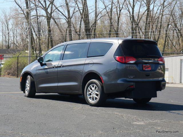 Photo of 2022 Granite Crystal Metallic Clearcoat Chrysler Voyager
