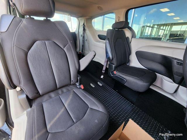 Photo of 2022 Granite Crystal Metallic Clearcoat Chrysler Voyager