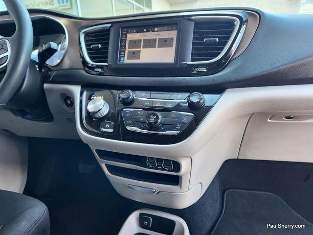 Photo of 2022 Granite Crystal Metallic Clearcoat Chrysler Voyager