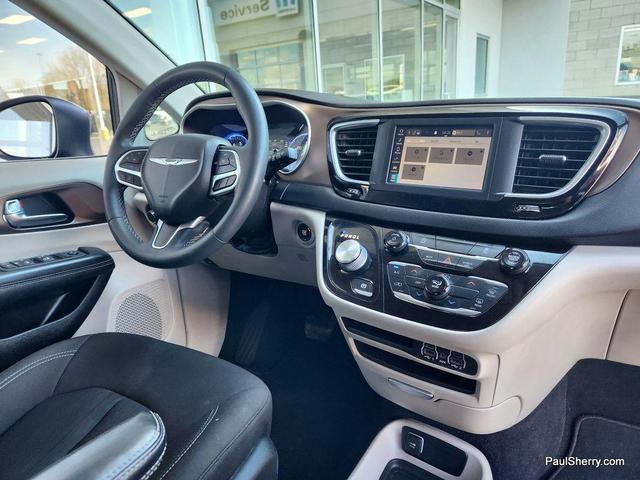 Photo of 2022 Granite Crystal Metallic Clearcoat Chrysler Voyager