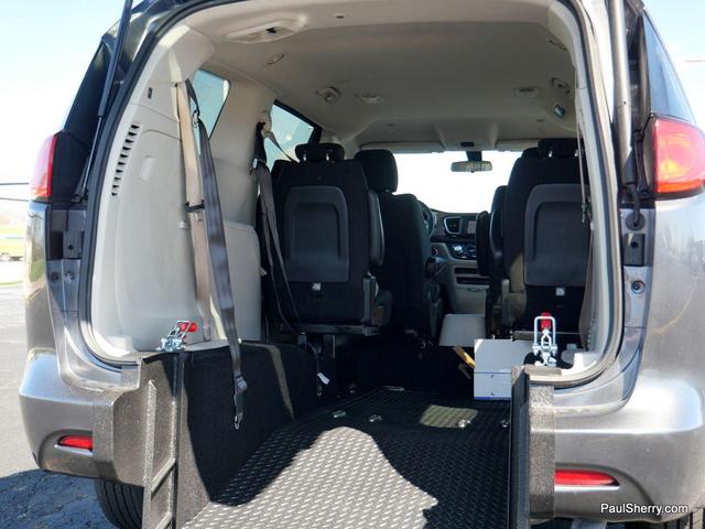 Photo of 2022 Granite Crystal Metallic Clearcoat Chrysler Voyager