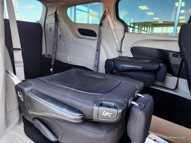 Photo of 2022 Granite Crystal Metallic Clearcoat Chrysler Voyager