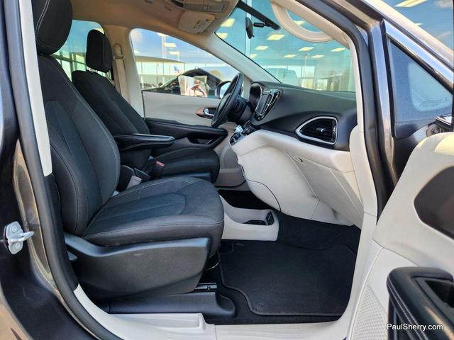 Photo of 2022 Granite Crystal Metallic Clearcoat Chrysler Voyager