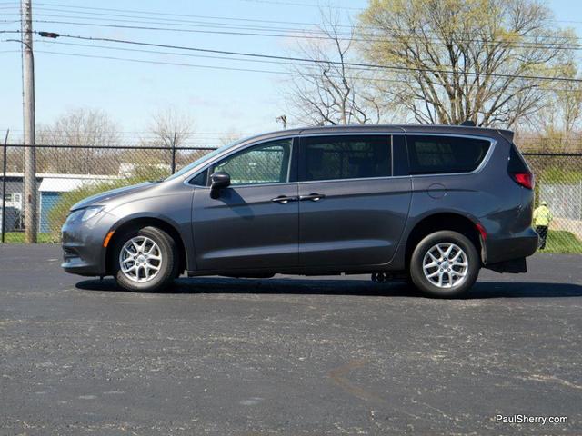 Photo of 2022 Granite Crystal Metallic Clearcoat Chrysler Voyager