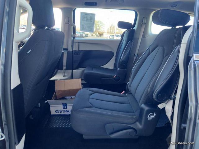 Photo of 2022 Granite Crystal Metallic Clearcoat Chrysler Voyager