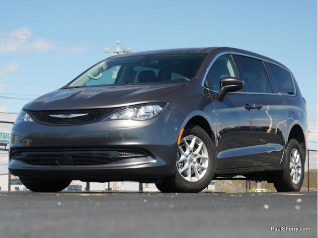 Photo of 2022 Granite Crystal Metallic Clearcoat Chrysler Voyager